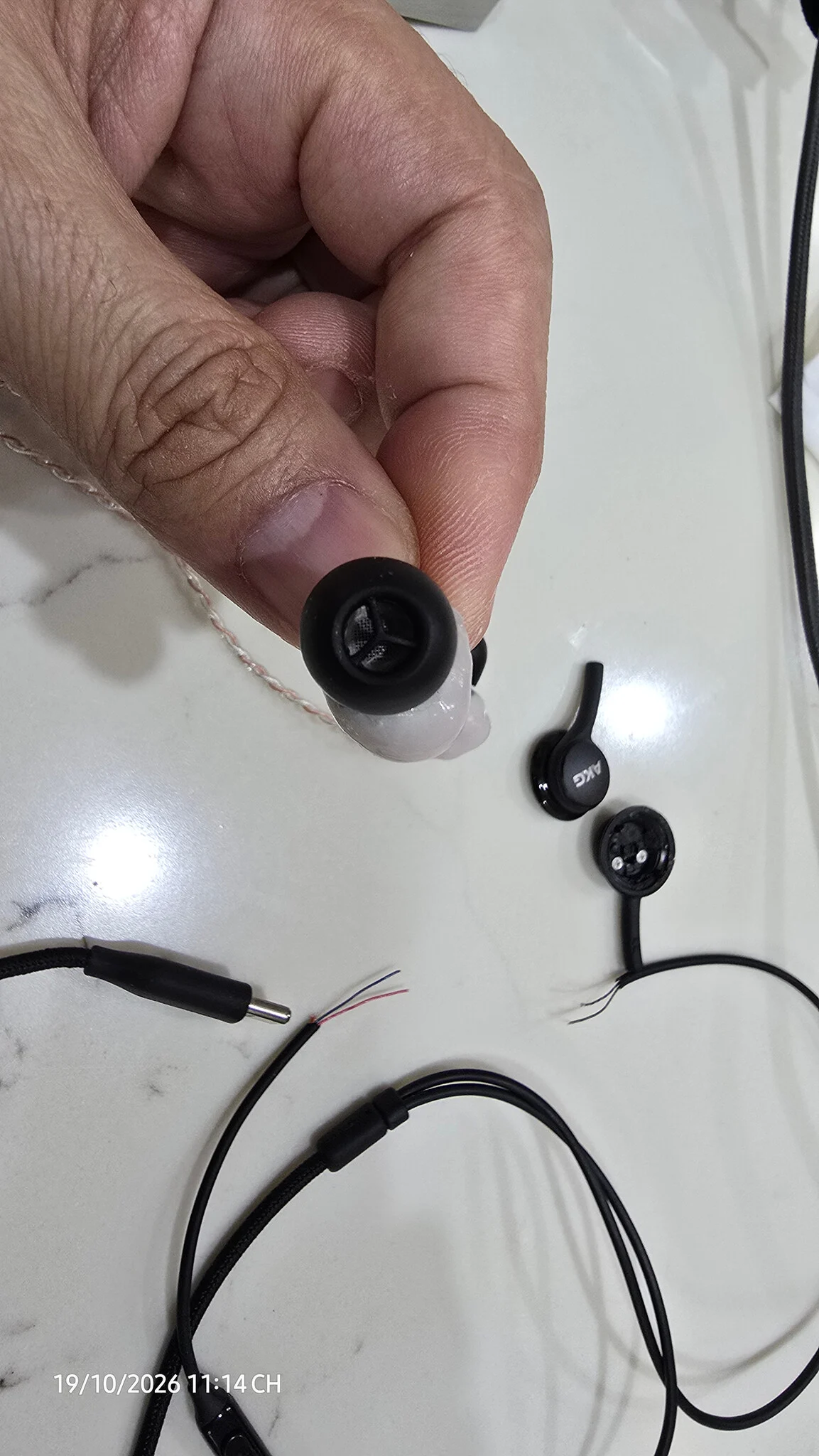 Cái tai AKG kèm theo đt ss, mạch dac của nó kéo khỏe phết. Fullsize hạng trung bình nó kéo nổi âm...