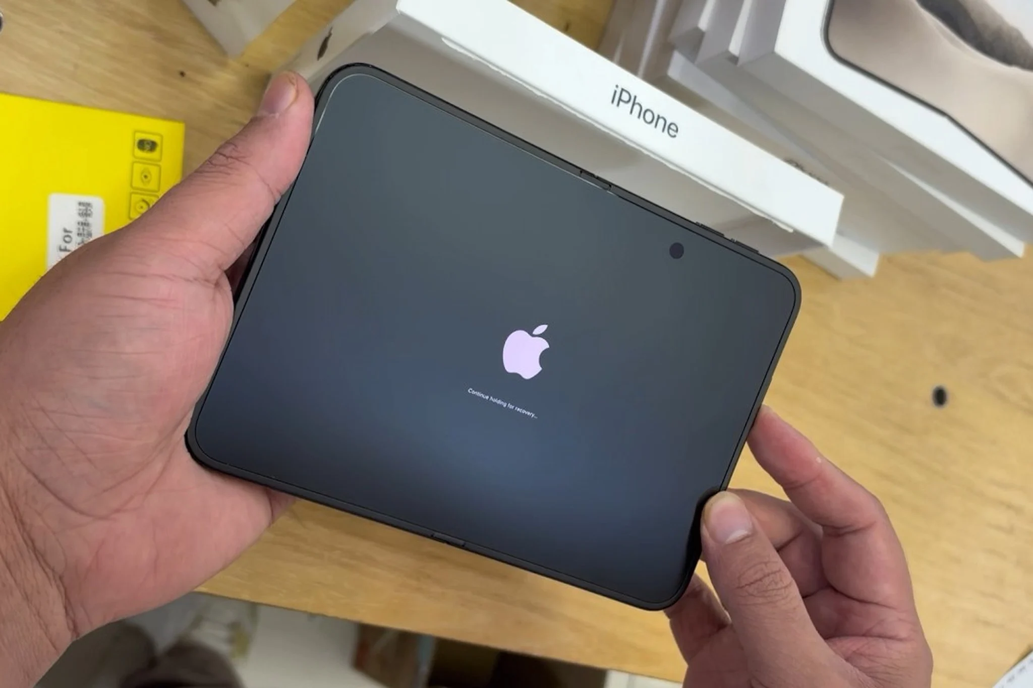 Video đập hộp iPhone Duo đầu tiên xuất hiện, máy nằm mở phẳng trong hộp