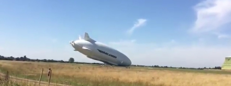 Khí cầu lai máy bay Airlander 10 thất bại ở lần thử thứ 2 khi đáp bằng mũi, hư hỏng phần bụng trước