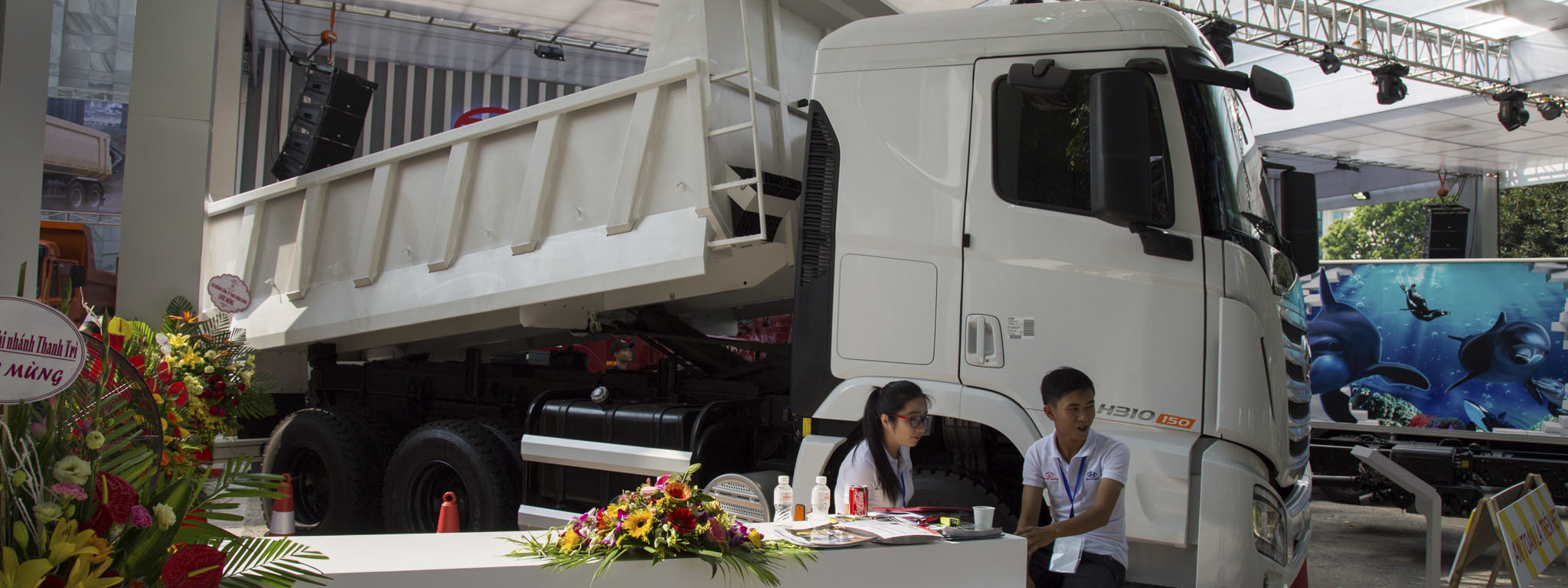 [VMS 2016] Xe ben Hyundai Xcient  - nội thất nhiều tiện nghi, có giường và có chỗ treo rèm