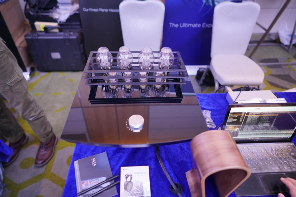 monospace-hifiman-shangri-La-1.JPG