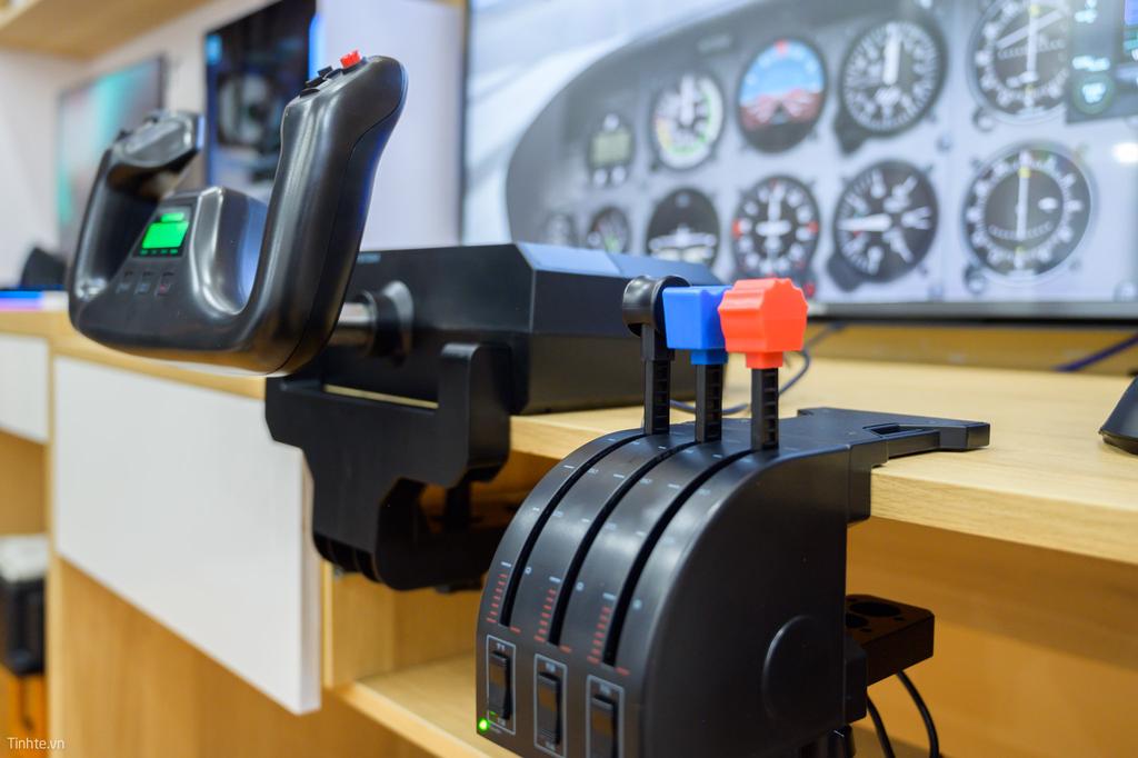 tinhte_logitech_flight_yoke_2.jpg