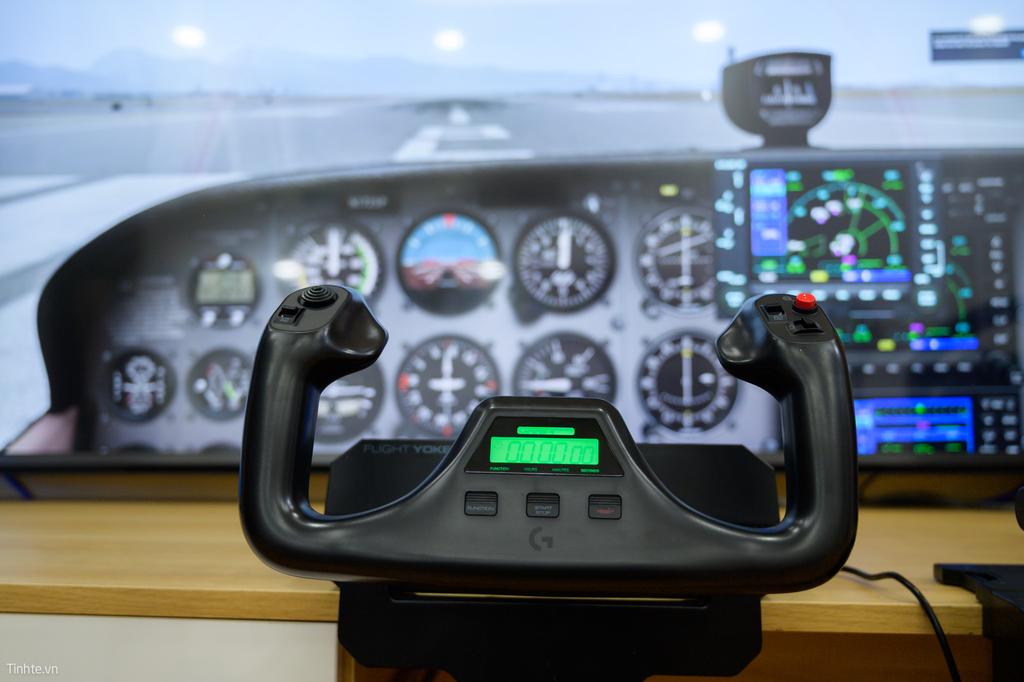 tinhte_logitech_flight_yoke_3.jpg